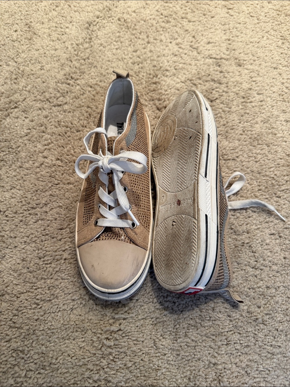 True Religion Beige Low-Top Kids Sneakers with White Accents - Picture 3 of 4